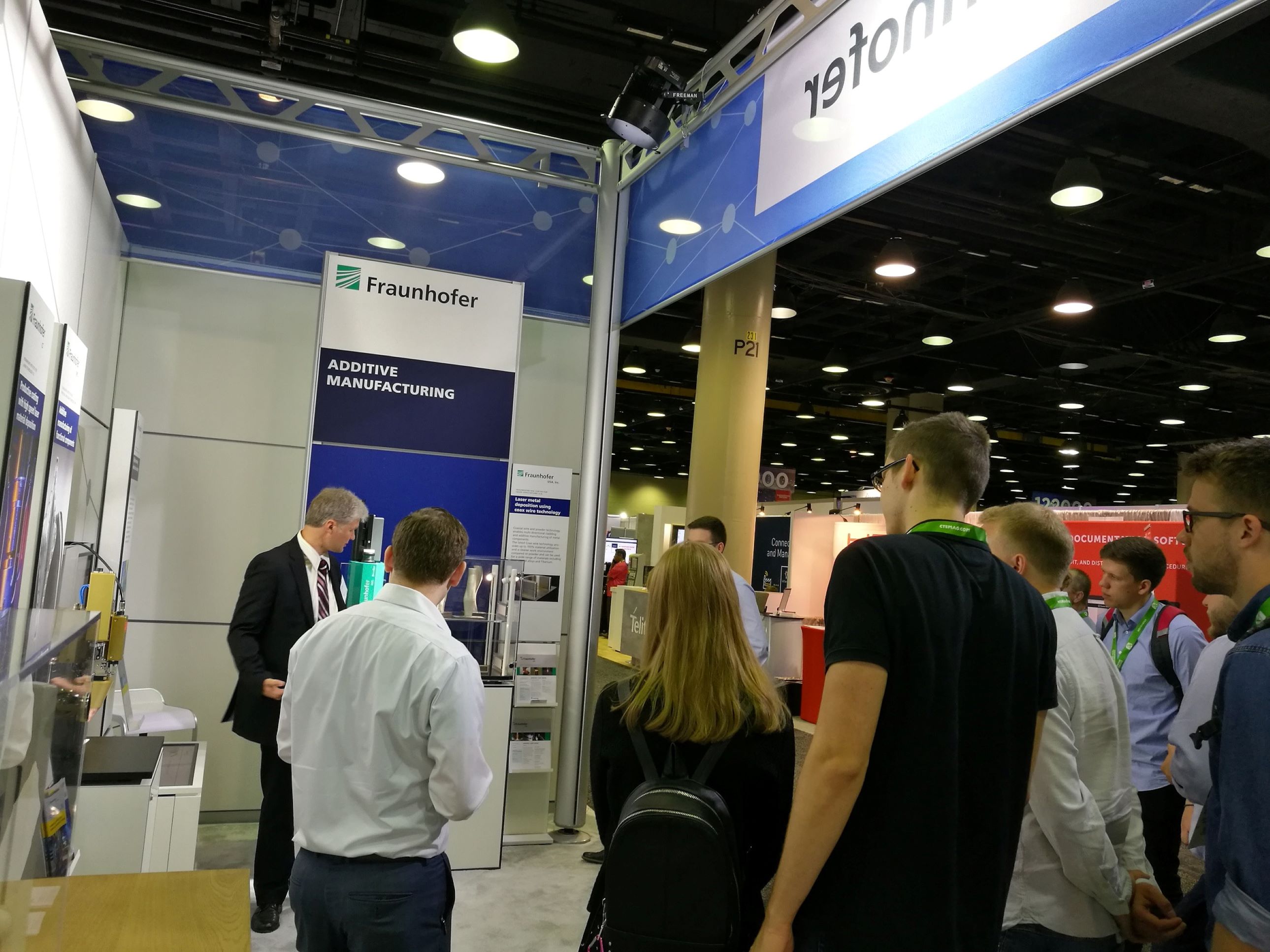 Besuchergruppe zu Gast am Fraunhofer-Stand auf der IMTS