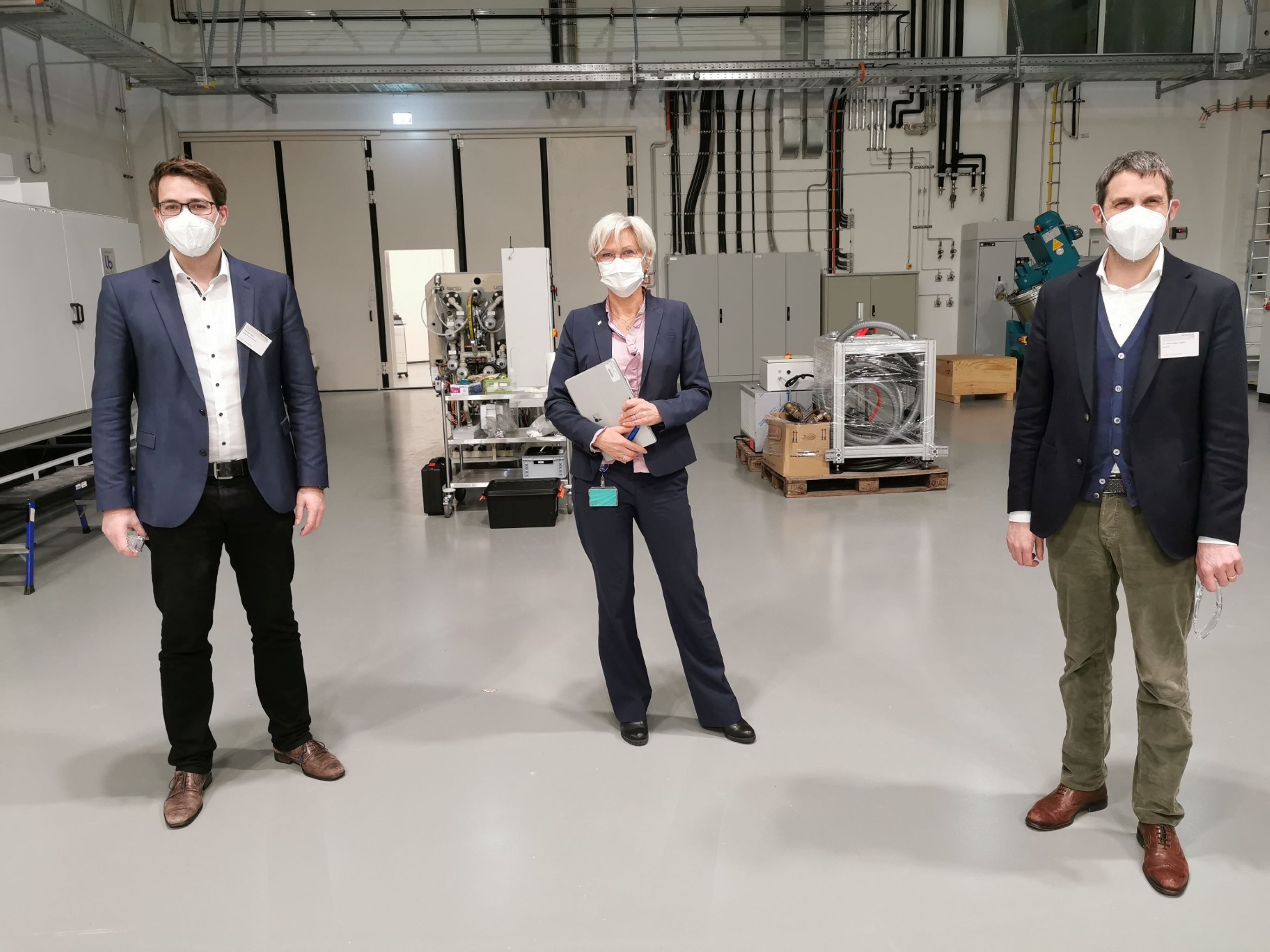 &lt;img src&quot;Besuch Landrat Dr. Alexander Legler und Erster Bürgermeister Stephan Noll in Alzenau&quot; Im Technikum des Fraunhofer IWKS in Alzenau: Erster Bürgermeister Stephan Noll, Institutsleiterin Prof. Dr. Anke Weidenkaff und Landrat Dr. Alexander Legler&quot;&gt;