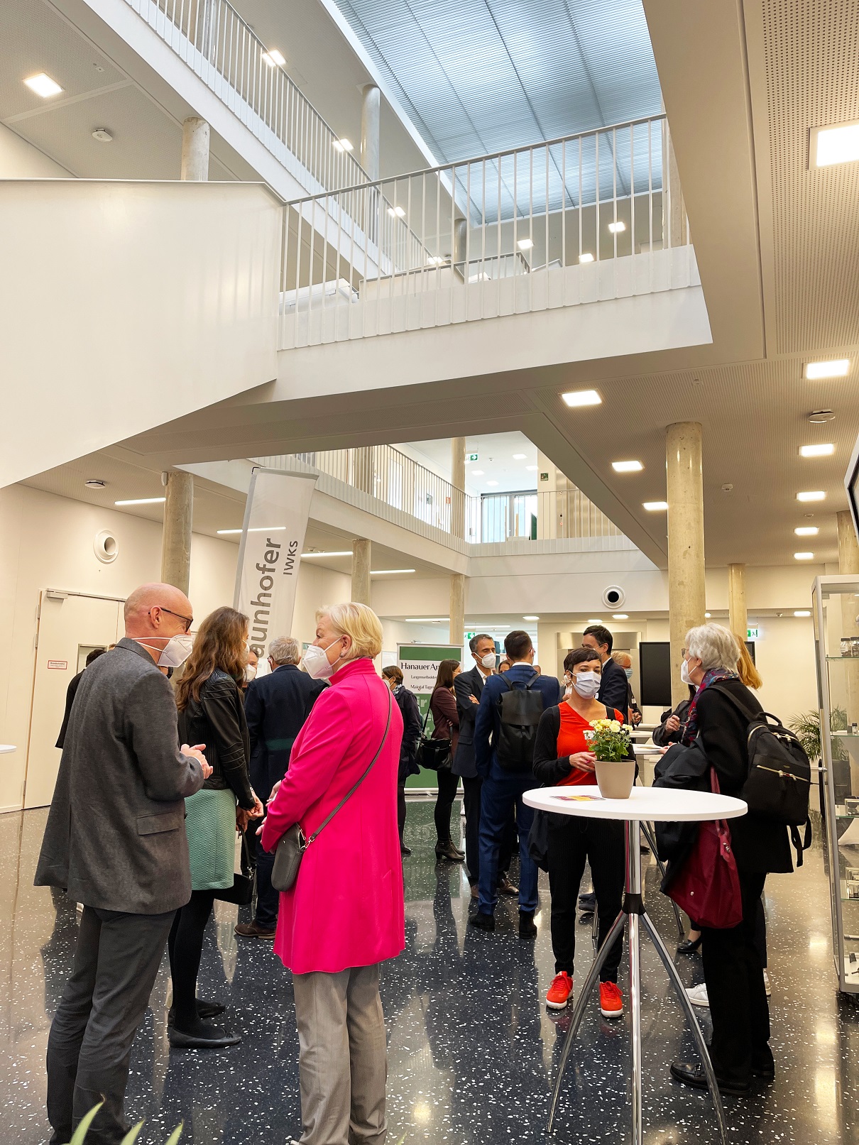 Unternehmerfrühstück Hanauer Anzeiger Netzwerken Rege Gesprächsbeteiligung beim Netzwerktreffen am Fraunhofer IWKS.