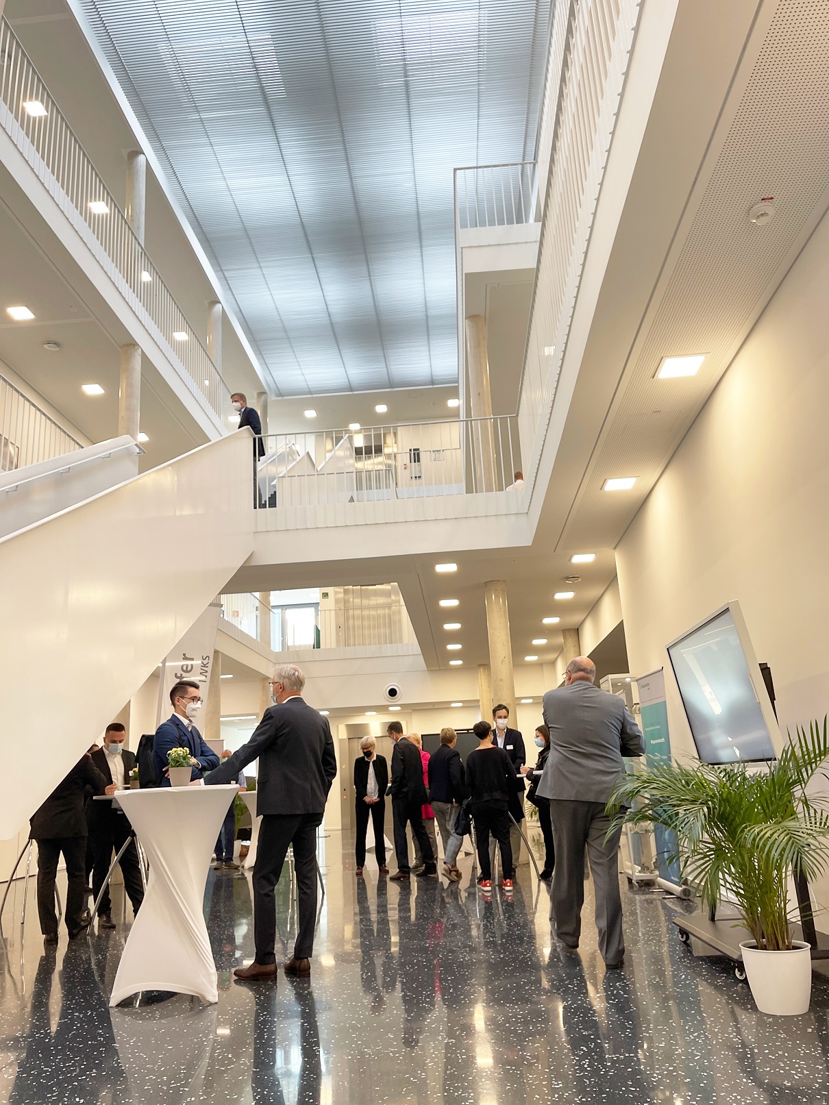 Unternehmerfrühstück Hanauer Anzeiger Netzwerken 2 Beim Netzwerken im Rahmen des Unternehmerfrühstücks des Hanauer Anzeigers am Fraunhofer IWKS.