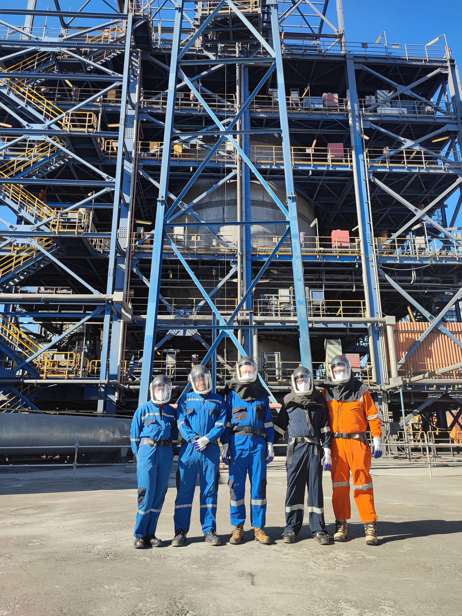 ReAK-Projektteam bei der Anlagenbegehung des Rösters in Ministro Hales (Chile).