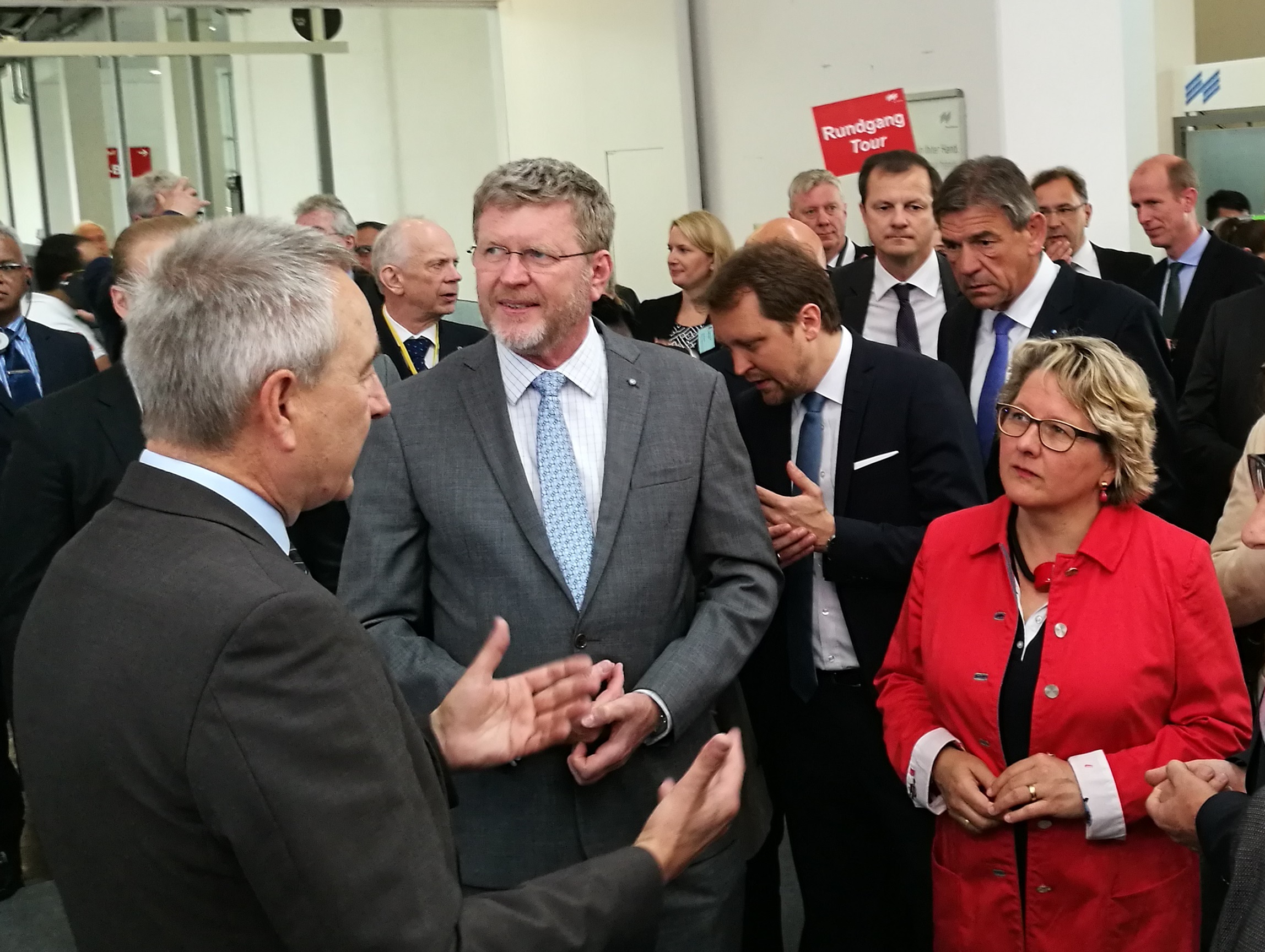 Svenja Schulze, Bundesministerin für Umwelt, Naturschutz und nukleare Sicherheit und Dr. Marcel Huber, Bayerischer Staatsminister für Umwelt- und Verbraucherschutz, im Gespräch am Gemeinschaftsstand