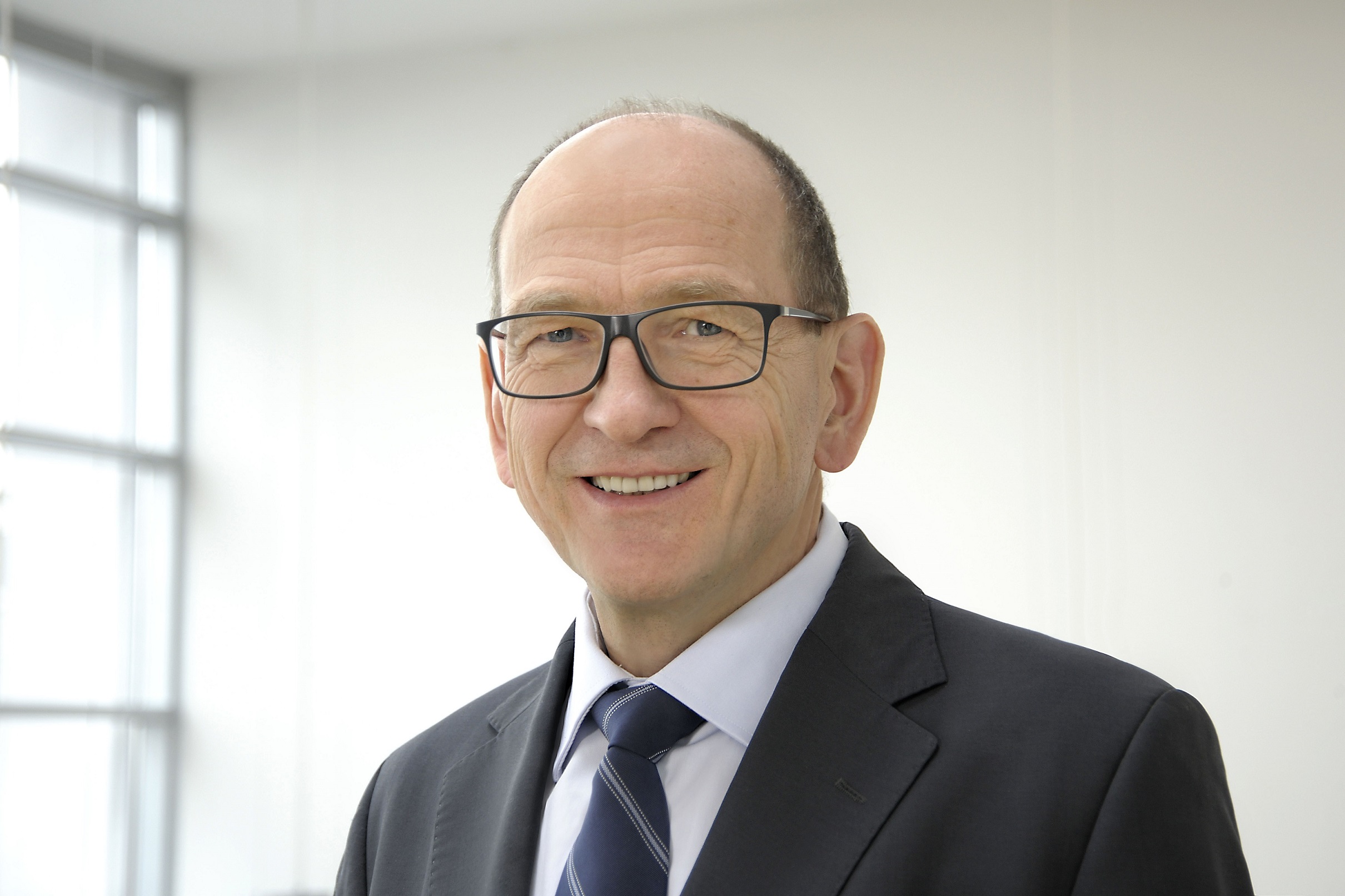 Prof. Dr.-Ing. Albert Heuberger <img src"Albert_Heuberger_kompr.jpg" alt"Prof. Dr.-Ing. Albert Heuberger, Fraunhofer IIS">