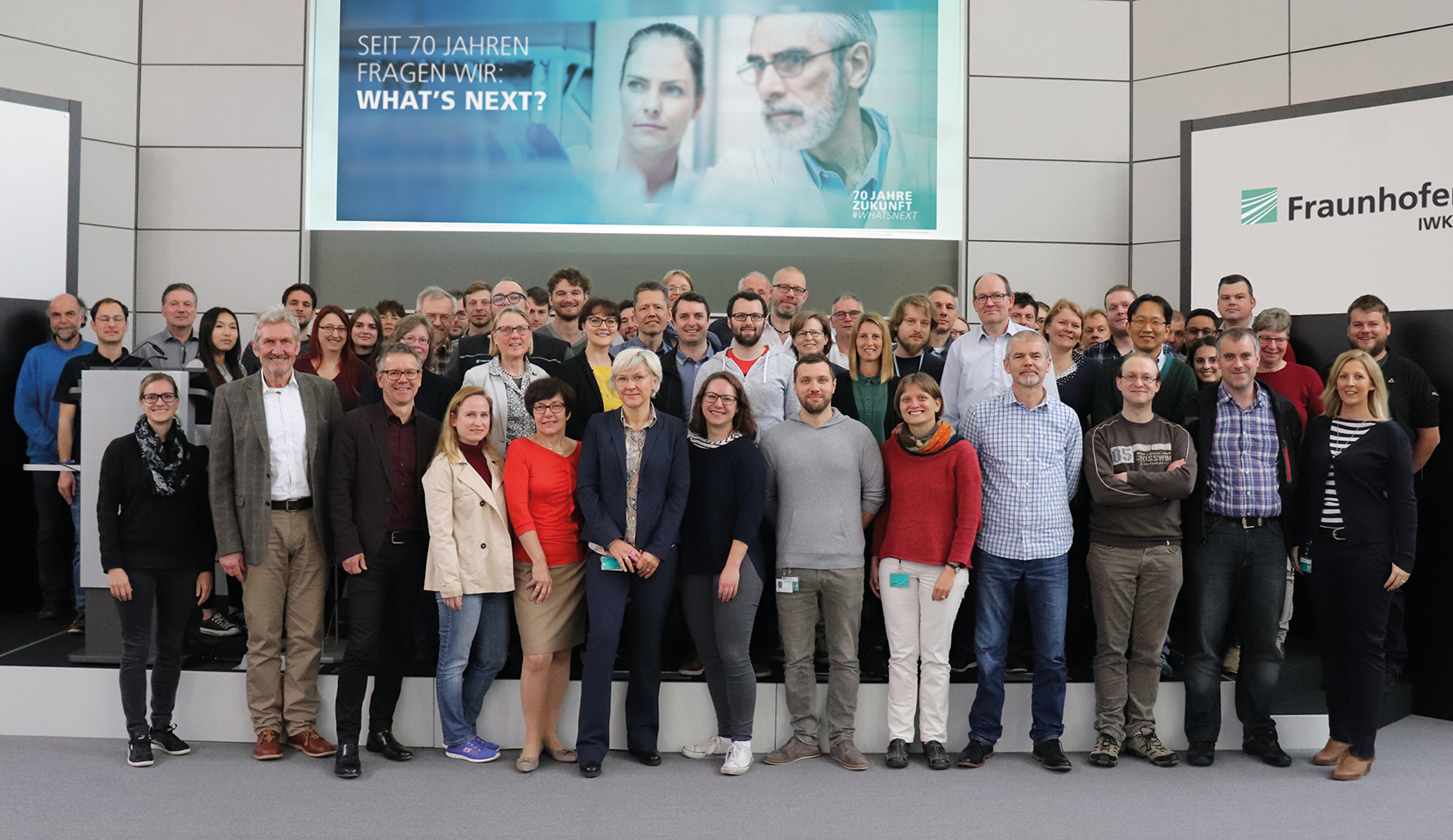 The employees of Fraunhofer IWKS and Dr. Thomas Hofmann, Vice Director of Fraunhofer ISC, are excited about the newly achieved milestone.
