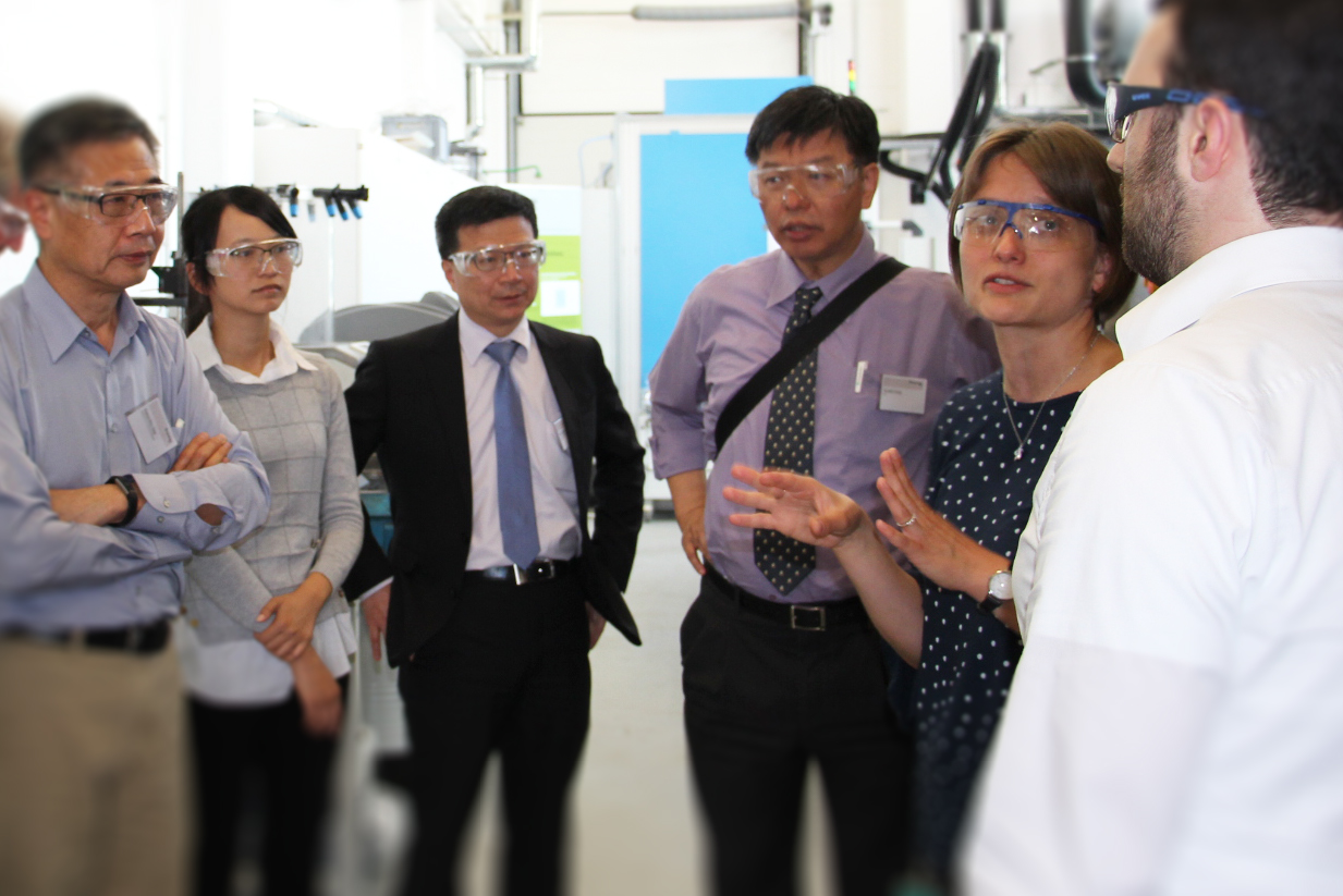 Dr. Katrin Bokelmann, Head of Department Urban Mining (2nd f. r.), explains the challenges in the recycling of electronic waste.
