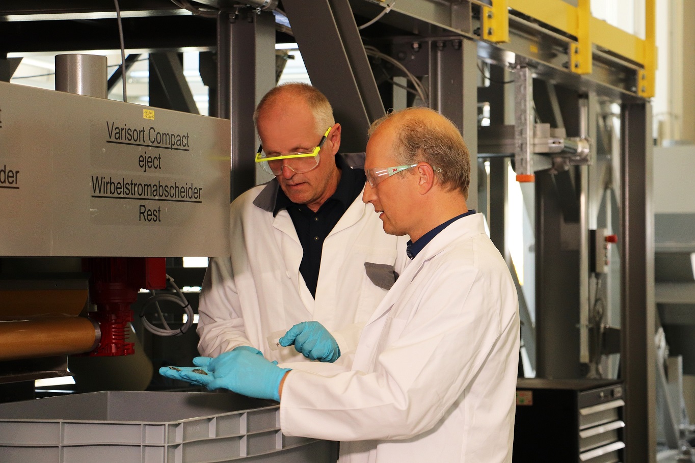 Elektroschrott-Analyse Technikum Researchers analyze results of sorting e-waste in the technical plant of Fraunhofer IWKS